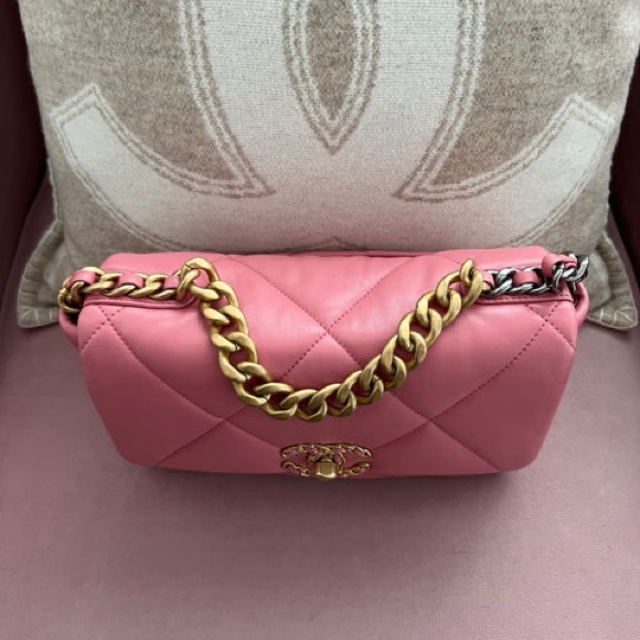 CHANEL 19 BAG (AUTHENTIC) - Picture 6 of 10